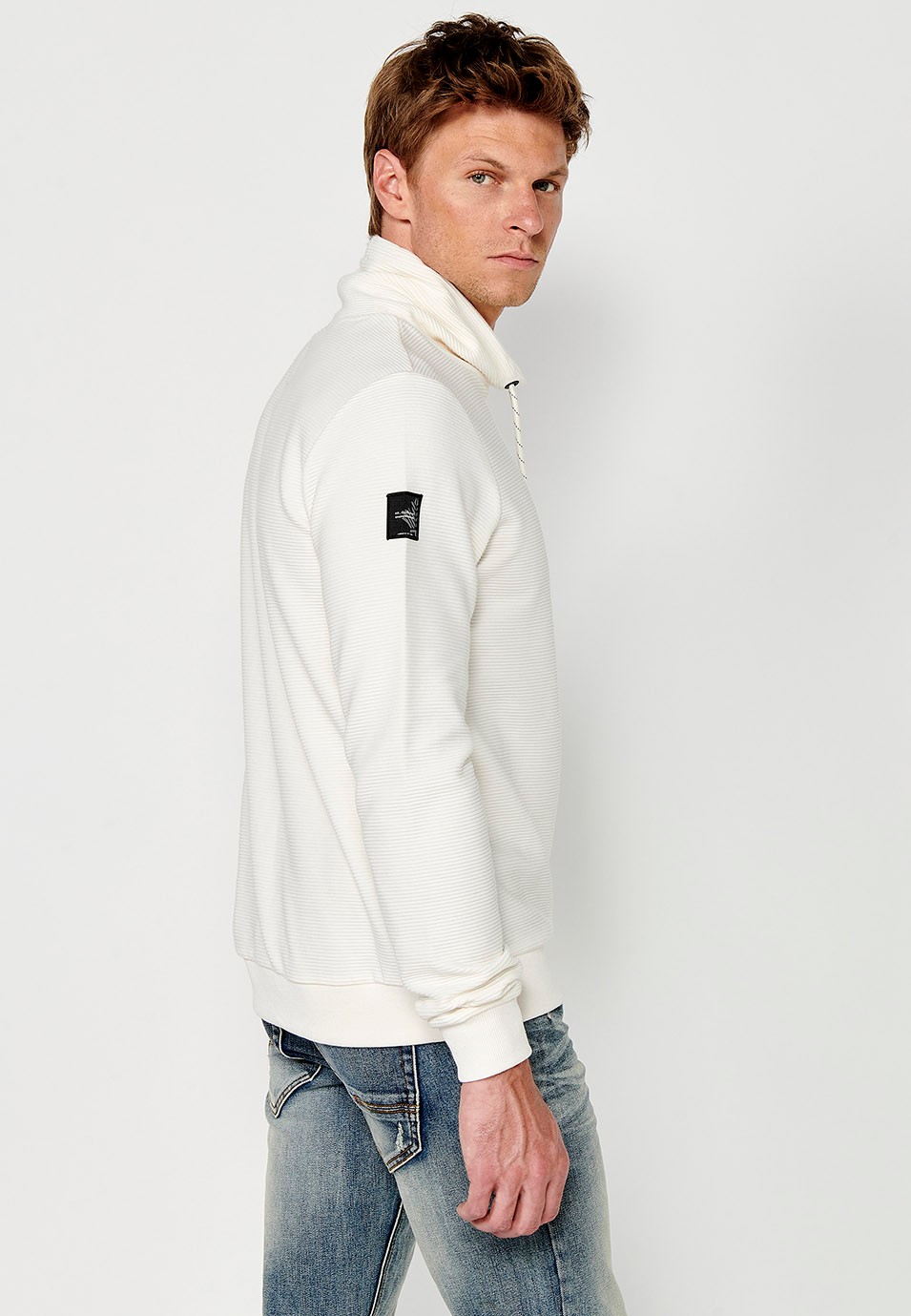 Sudadera de manga larga y cuello alto con cordón ajustable y tela texturizada a rayas para hombre de color crudo