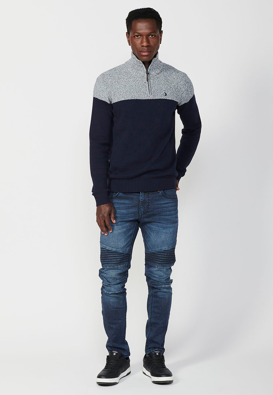 Pull en tricot à col montant et fermeture éclair bicolore pour homme en bleu marine 4