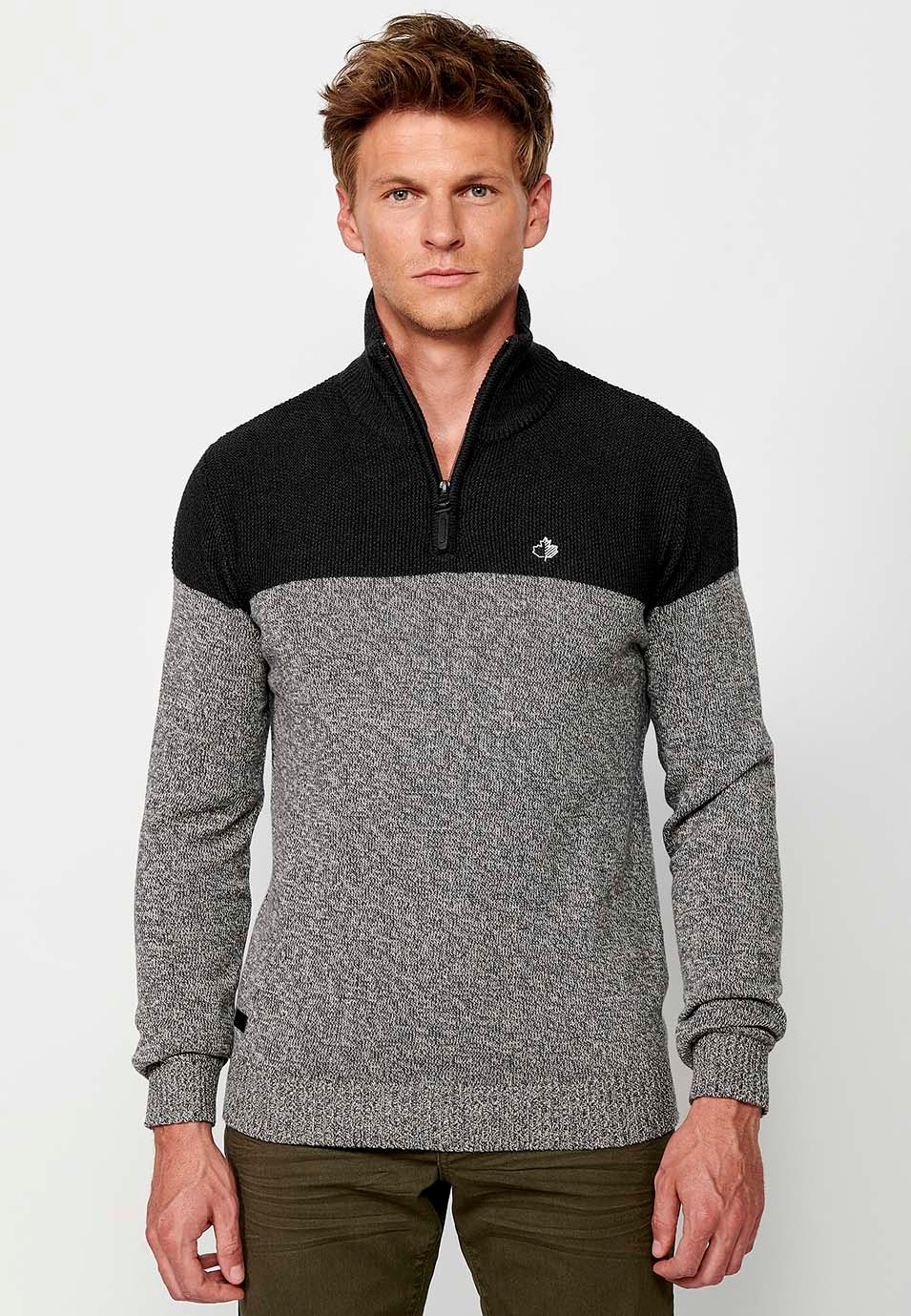 Pull en tricot à col montant et fermeture éclair bicolore pour homme en gris