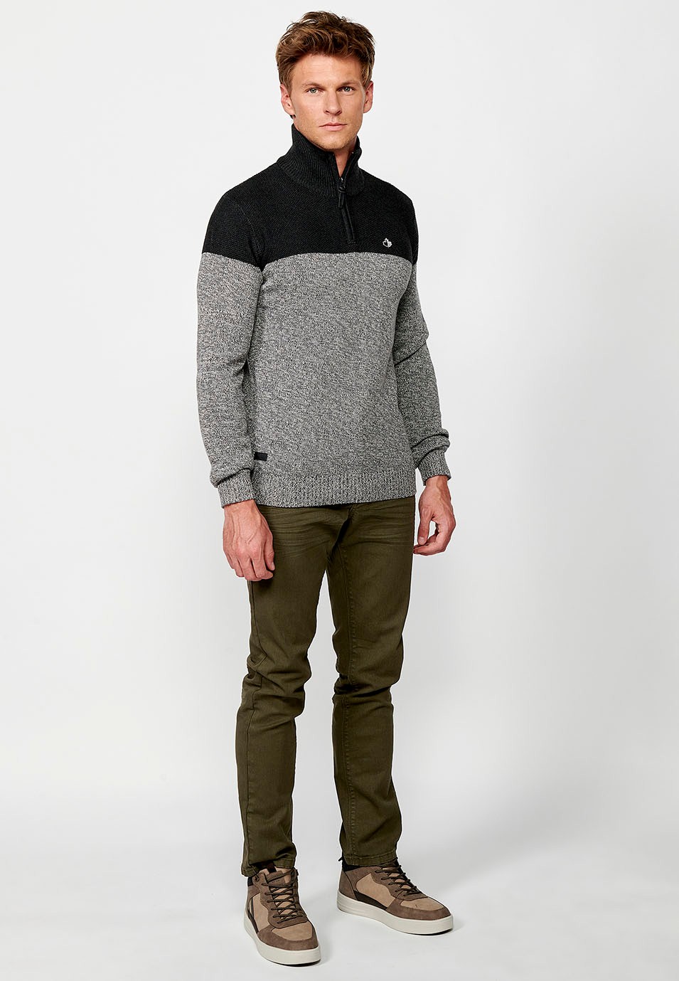 Pull en tricot à col montant et fermeture éclair bicolore pour homme en gris 5