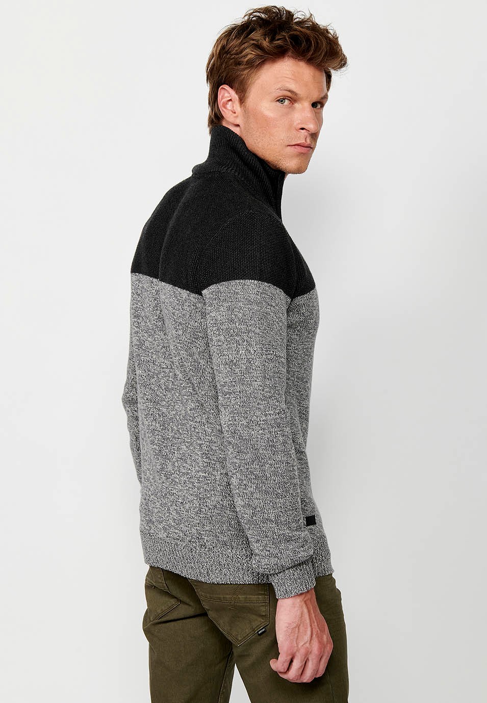 Pull en tricot à col montant et fermeture éclair bicolore pour homme en gris 7