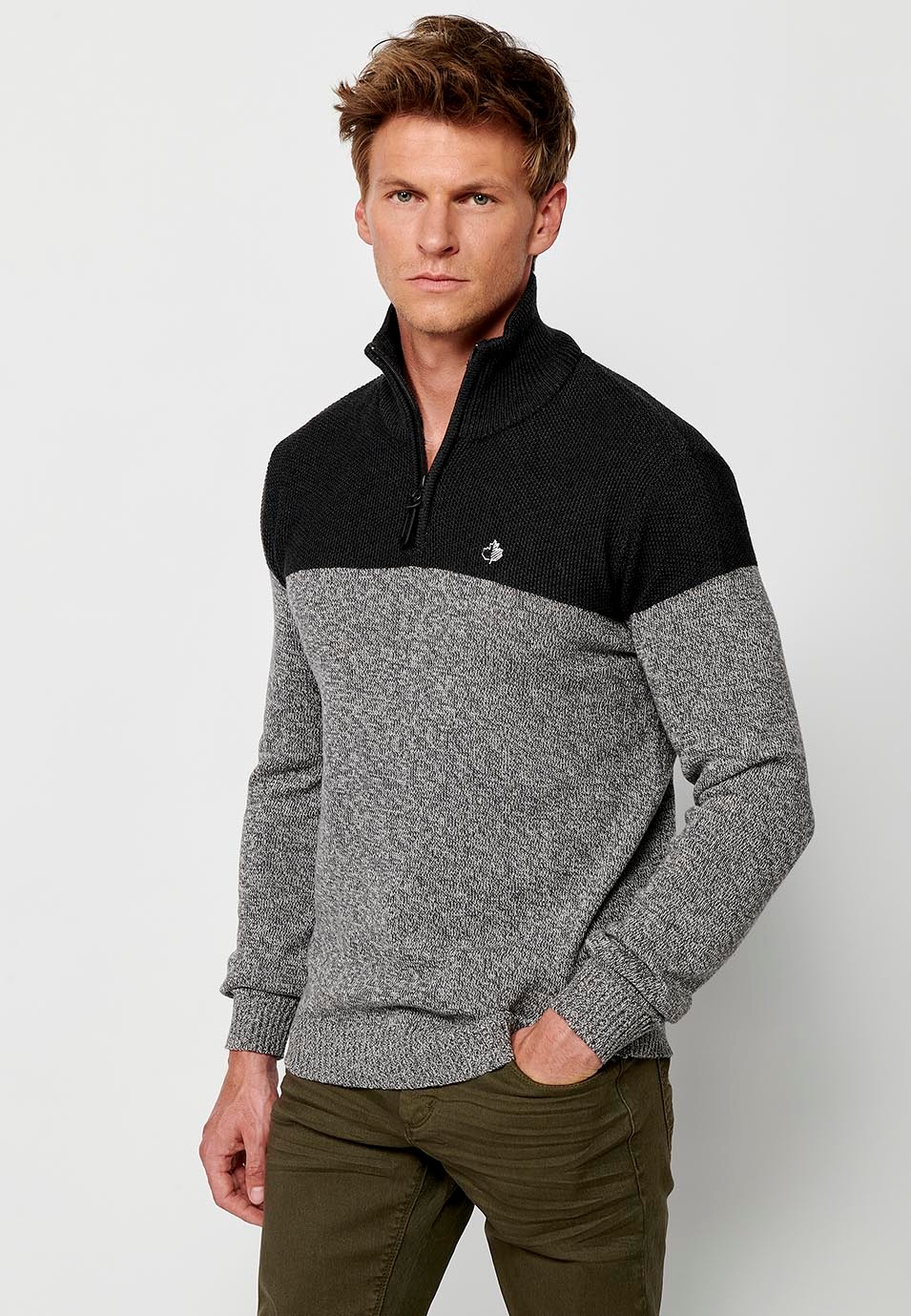 Pull en tricot à col montant et fermeture éclair bicolore pour homme en gris 1