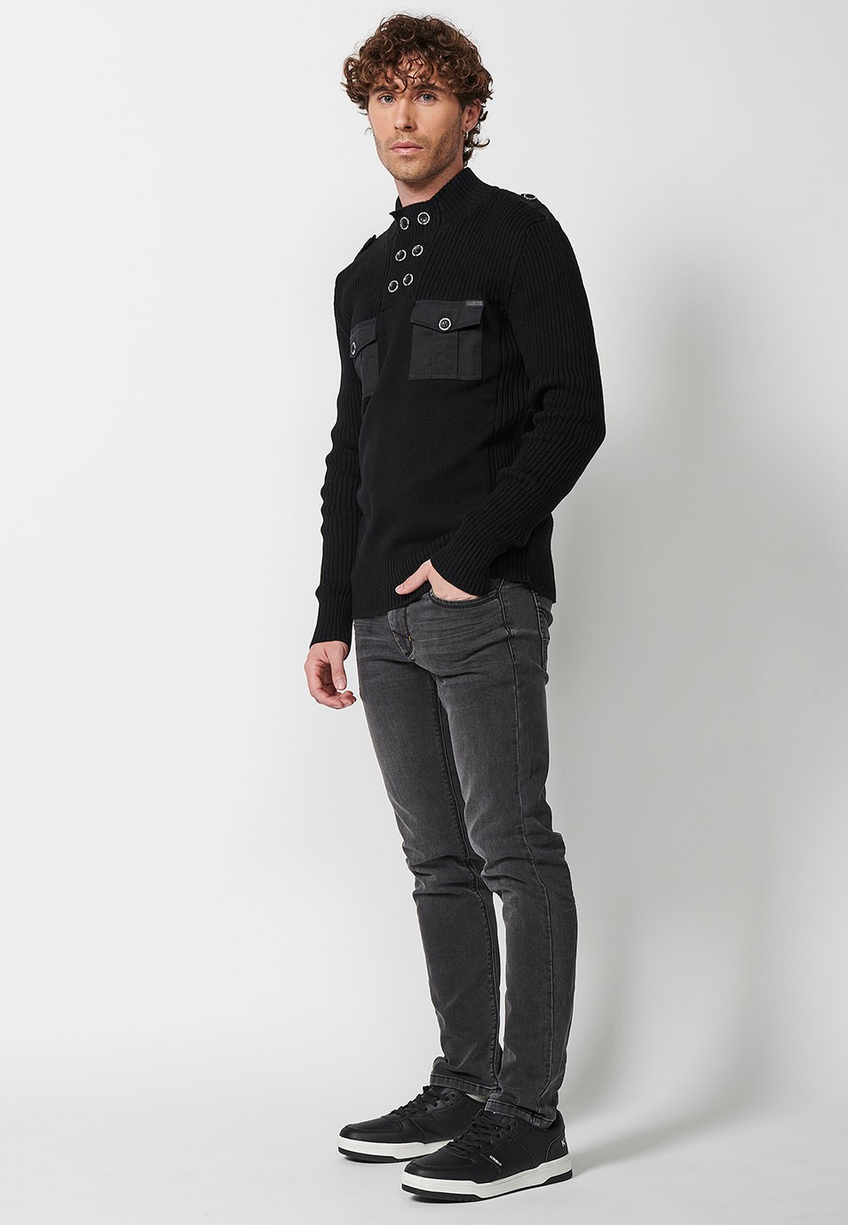 Pull en tricot à col montant et boutons avec poches plaquées sur le devant pour homme en noir 4