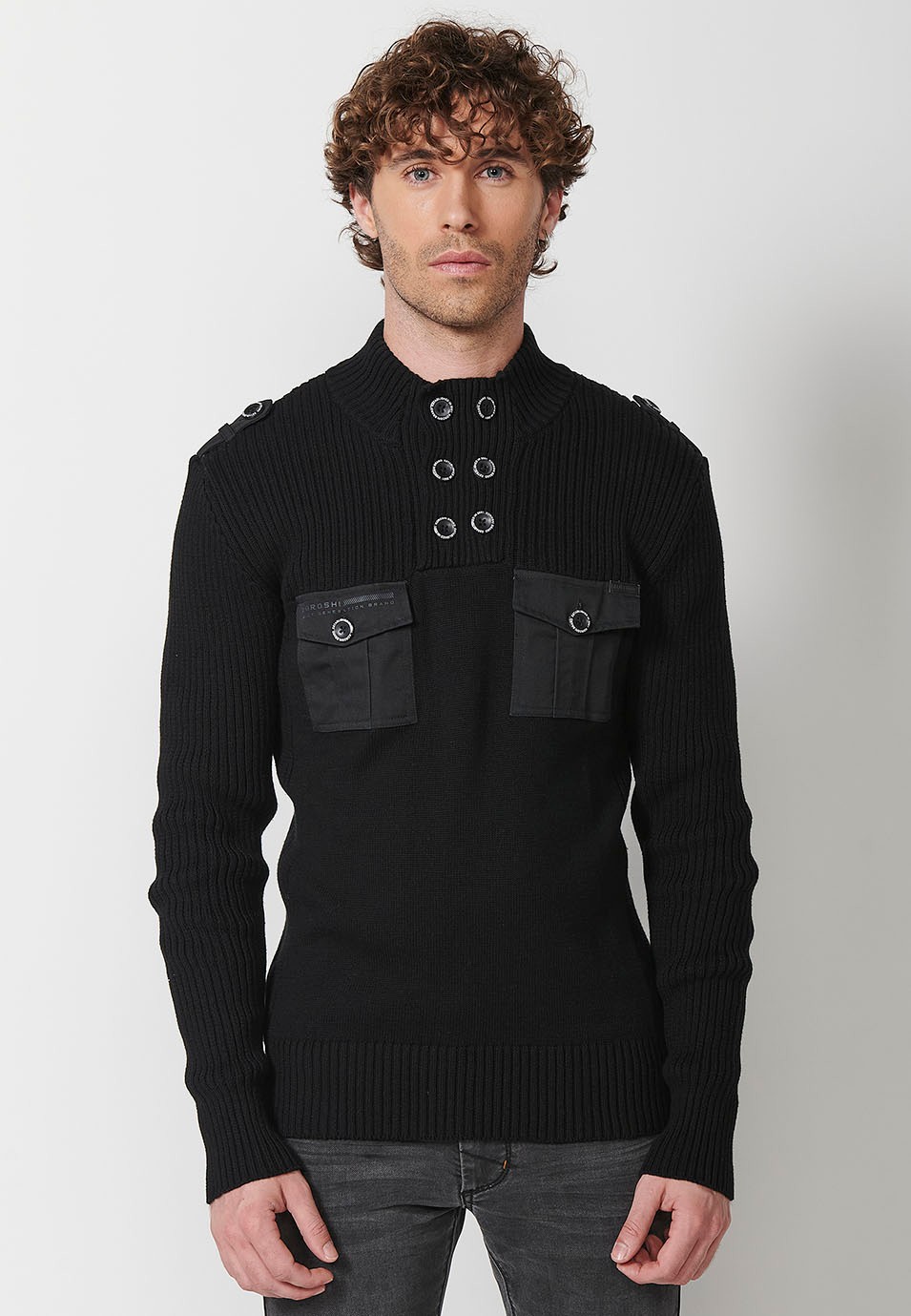 Pull en tricot à col montant et boutons avec poches plaquées sur le devant pour homme en noir 6