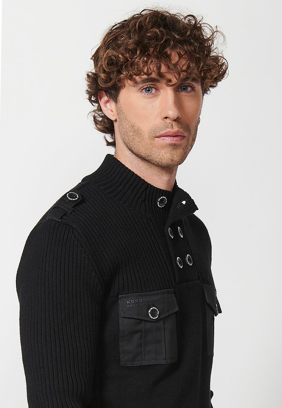 Pull en tricot à col montant et boutons avec poches plaquées sur le devant pour homme en noir 7