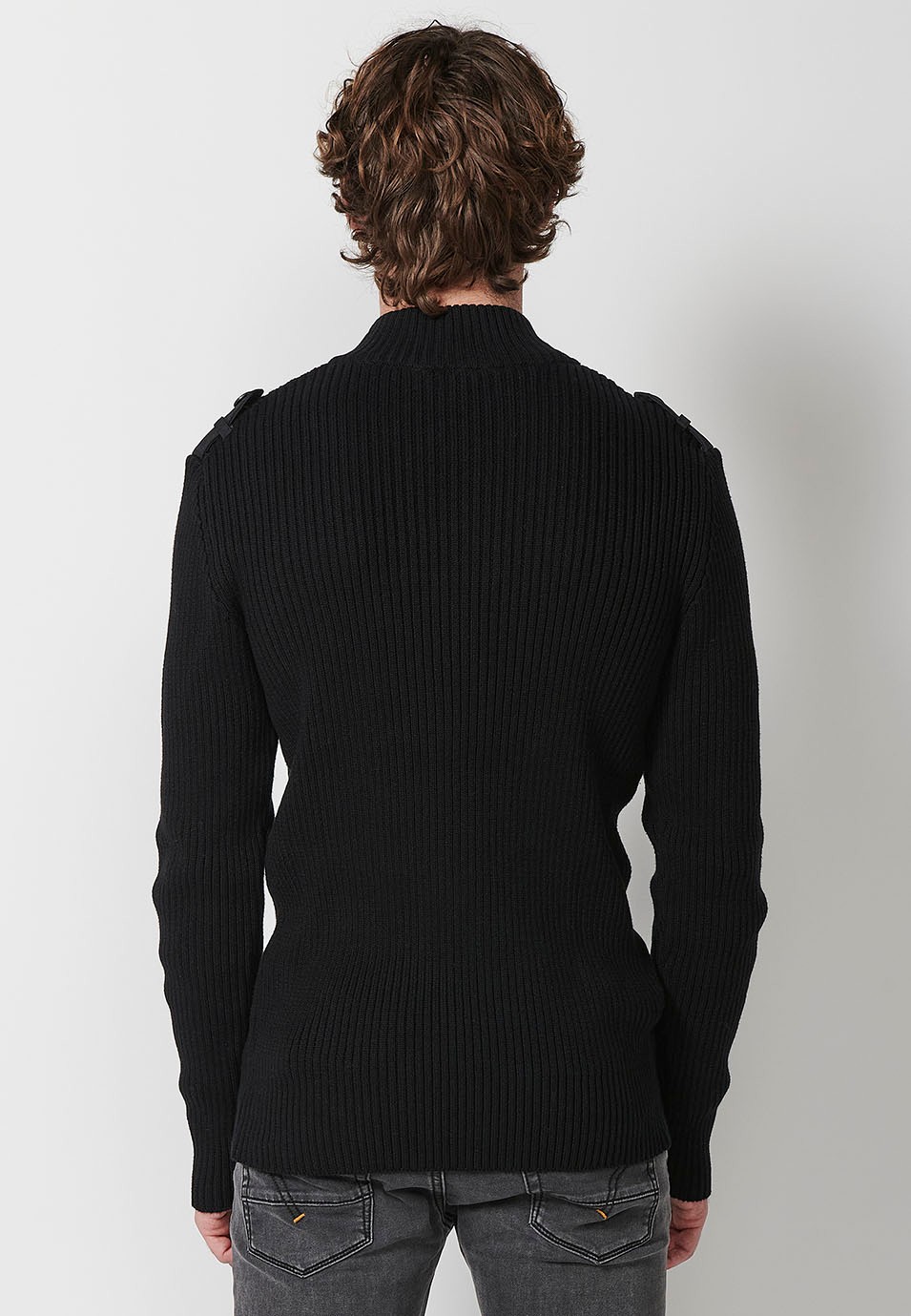 Pull en tricot à col montant et boutons avec poches plaquées sur le devant pour homme en noir 5