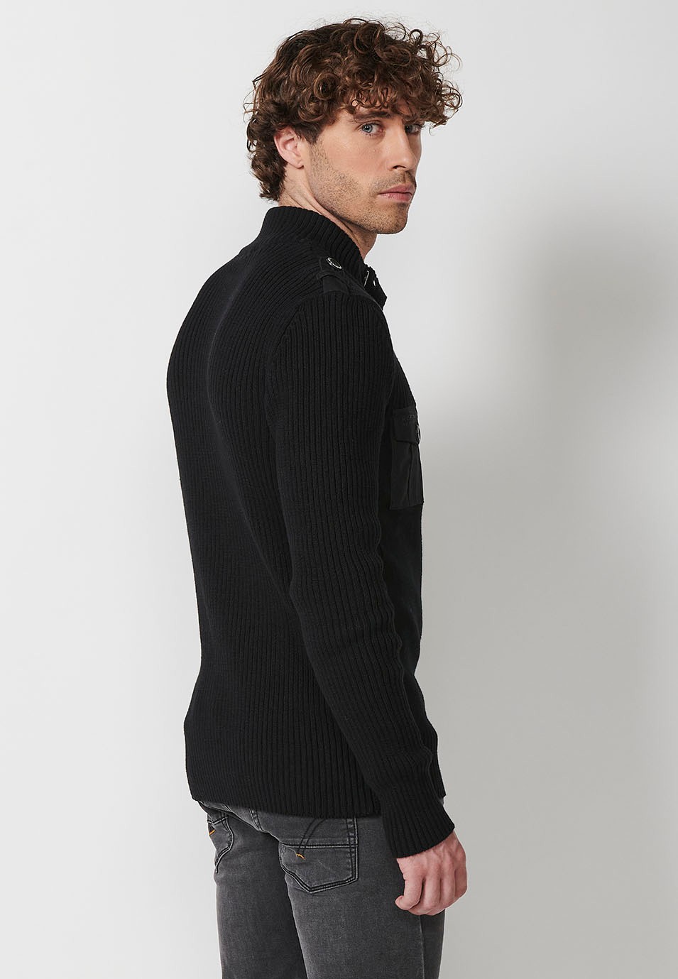 Jersey tricot con cuello alto y botones con bolsillos delanteros de plastrón para hombre de color negro 1