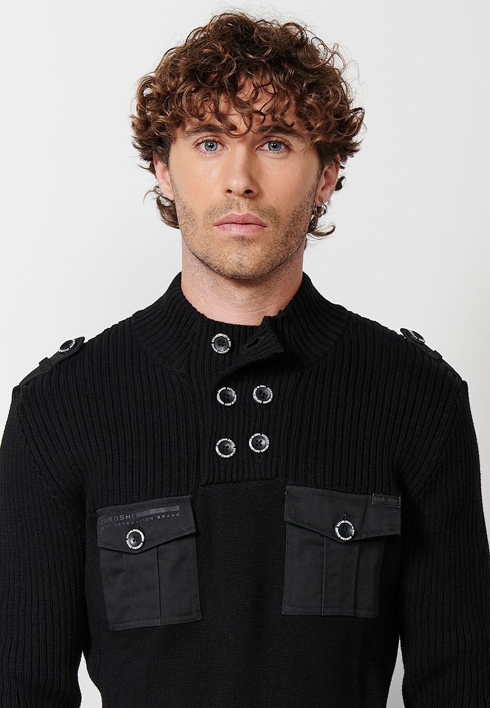 Jersey tricot con cuello alto y botones con bolsillos delanteros de plastrón para hombre de color negro 3