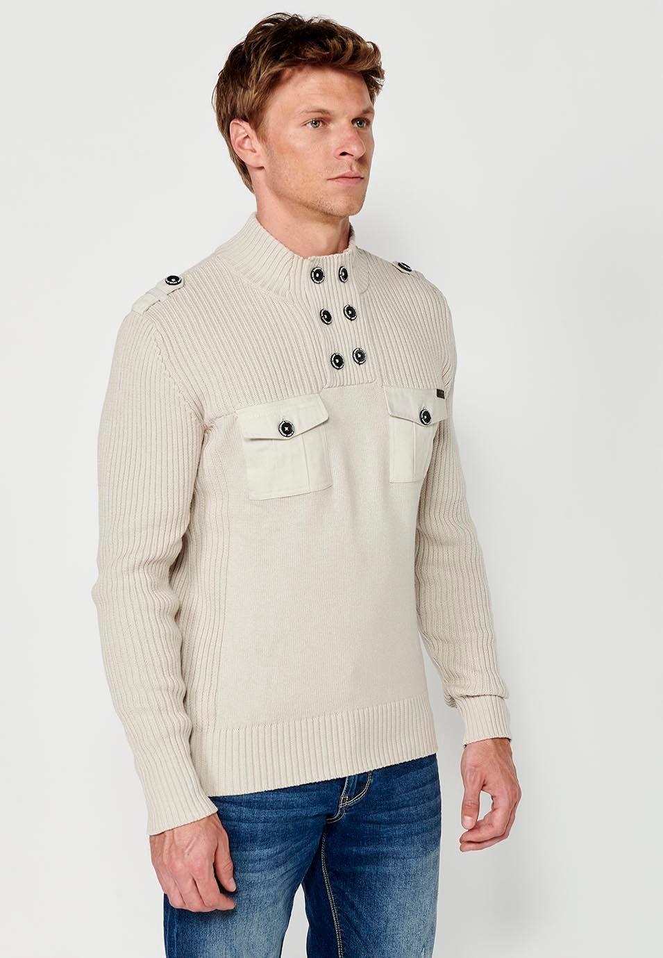 Pull en tricot à col montant et boutons avec poches plaquées devant pour homme de couleur écru 1