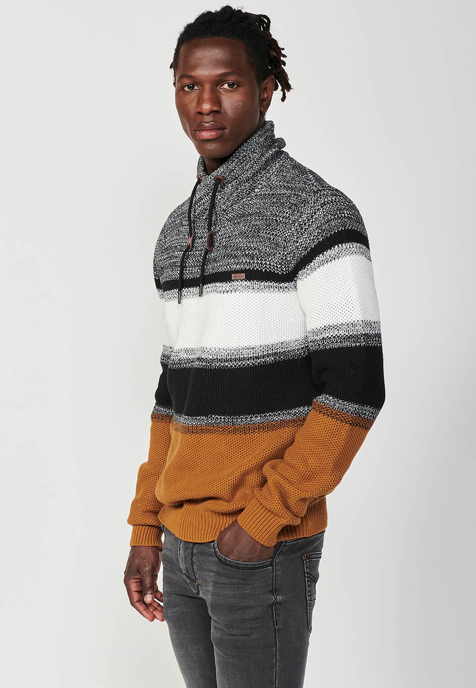 Pull en tricot à col roulé croisé réglable avec cordon de serrage et rayures pour homme de couleur ocre