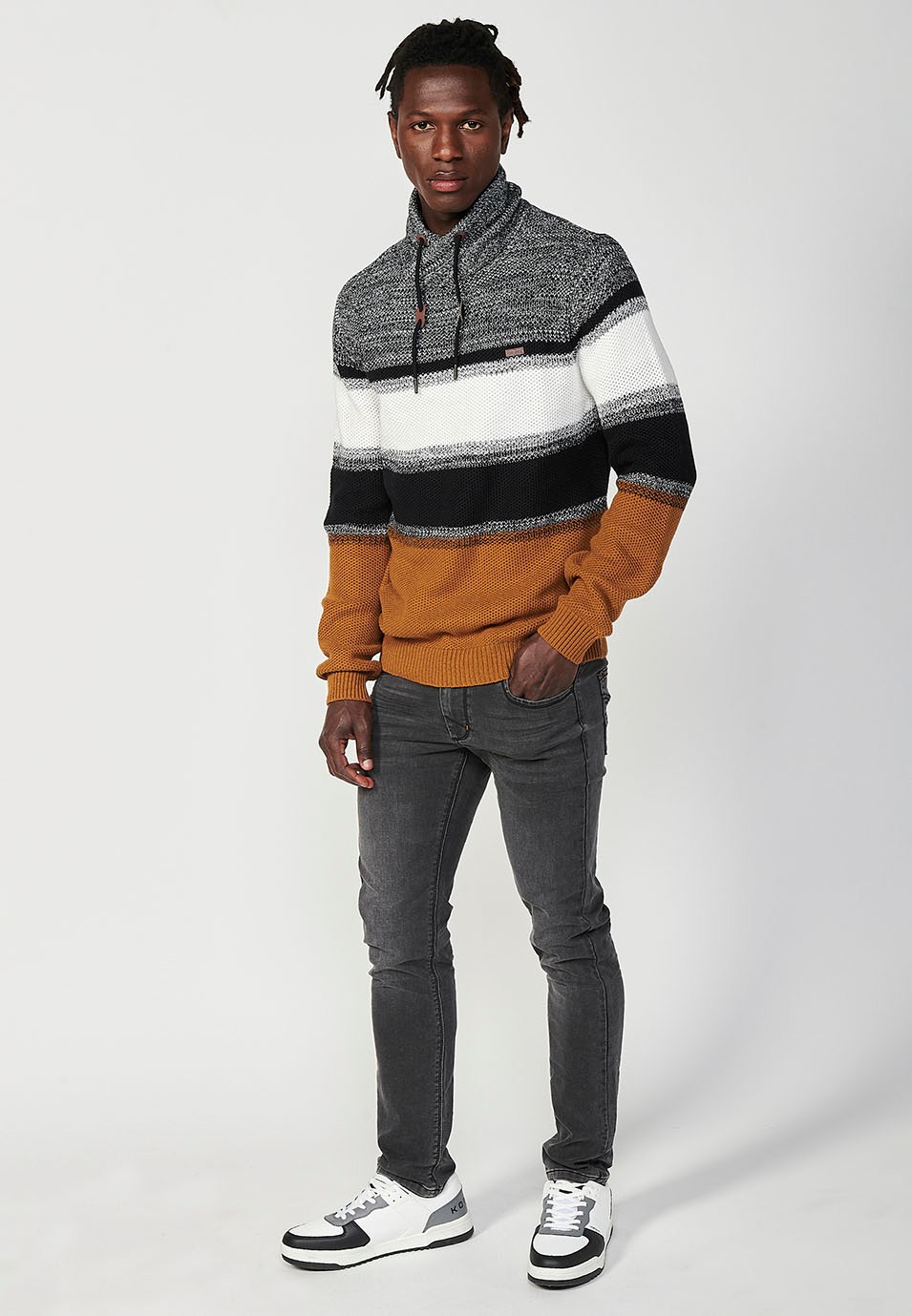 Pull en tricot à col roulé croisé réglable avec cordon de serrage et rayures pour homme de couleur ocre