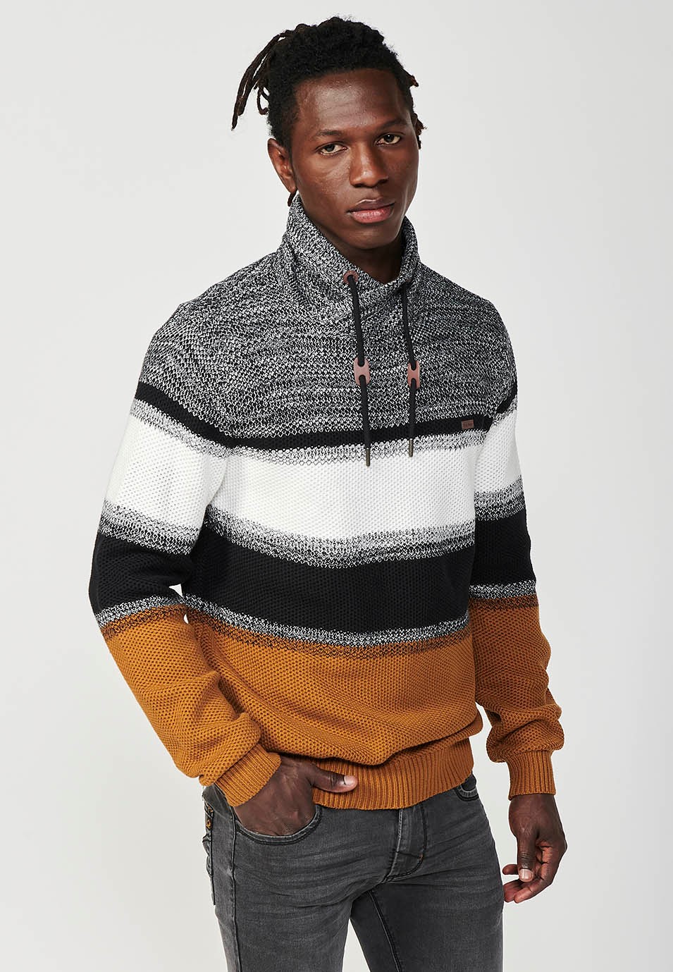 Pull en tricot à col roulé croisé réglable avec cordon de serrage et rayures pour homme de couleur ocre