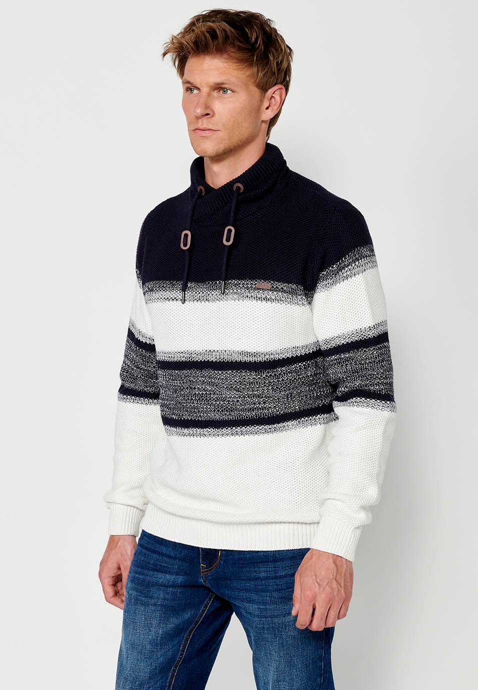 Pull en tricot à col montant croisé réglable avec cordon de serrage et rayures pour homme en bleu marine