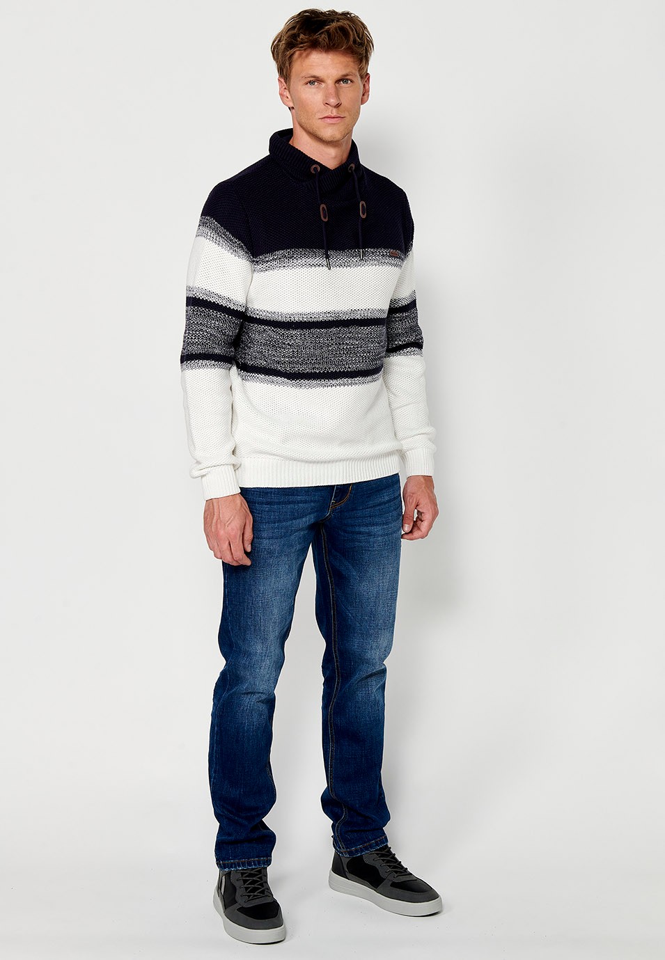 Pull en tricot à col montant croisé réglable avec cordon de serrage et rayures pour homme en bleu marine 7