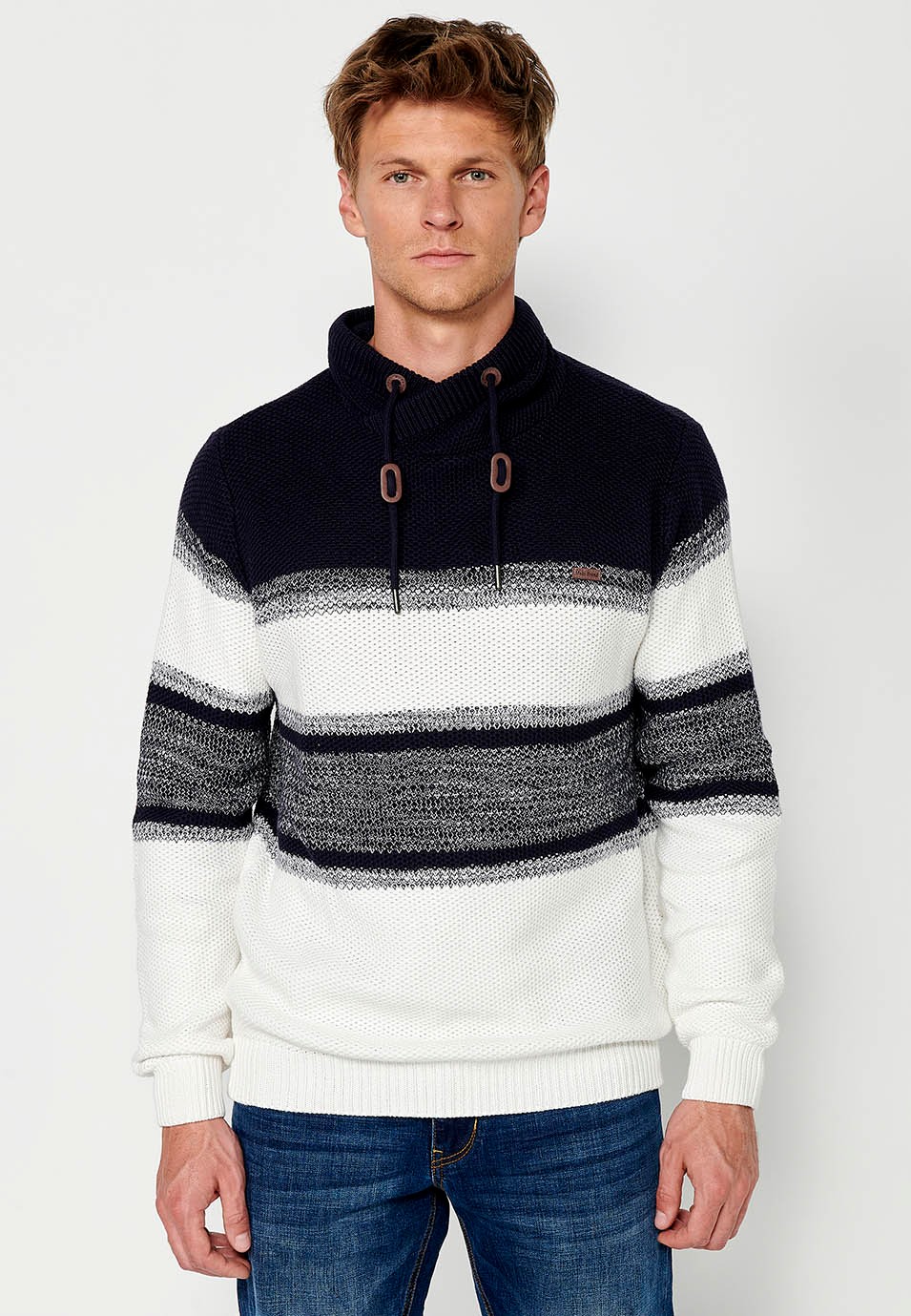 Pull en tricot à col montant croisé réglable avec cordon de serrage et rayures pour homme en bleu marine 1