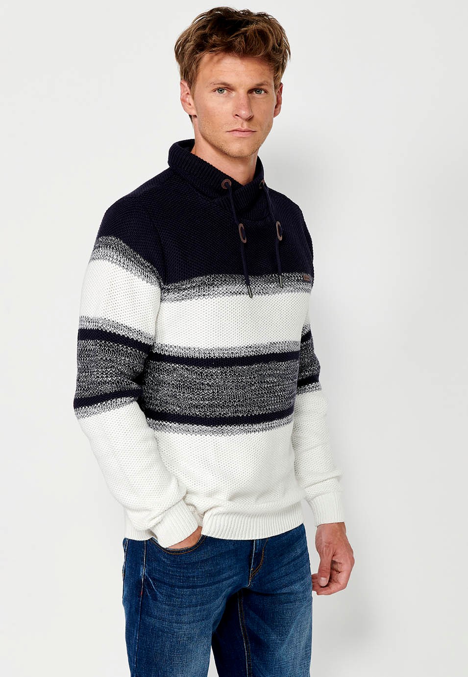 Pull en tricot à col montant croisé réglable avec cordon de serrage et rayures pour homme en bleu marine 6