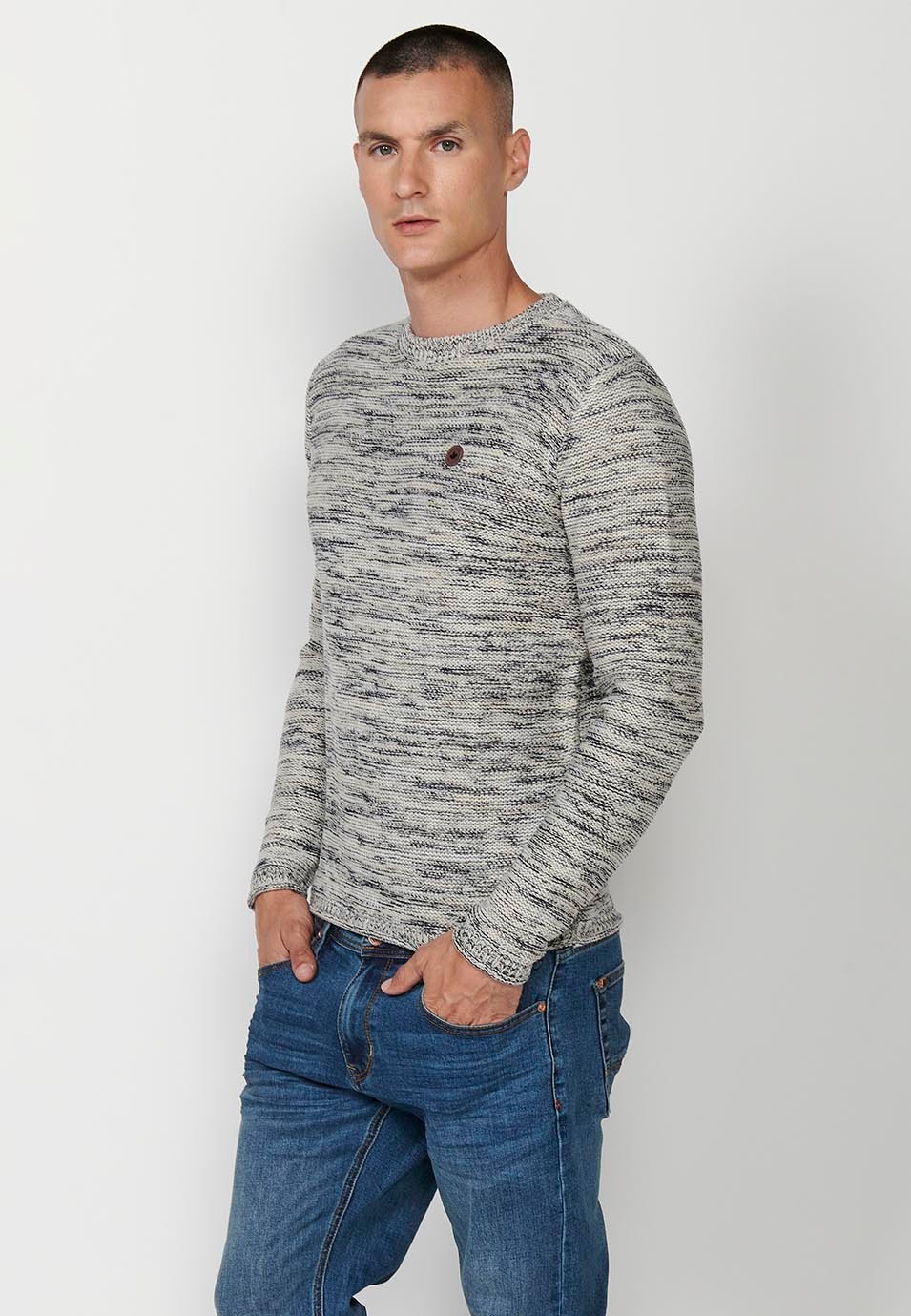 Men's round neck knitted sweater in ecru