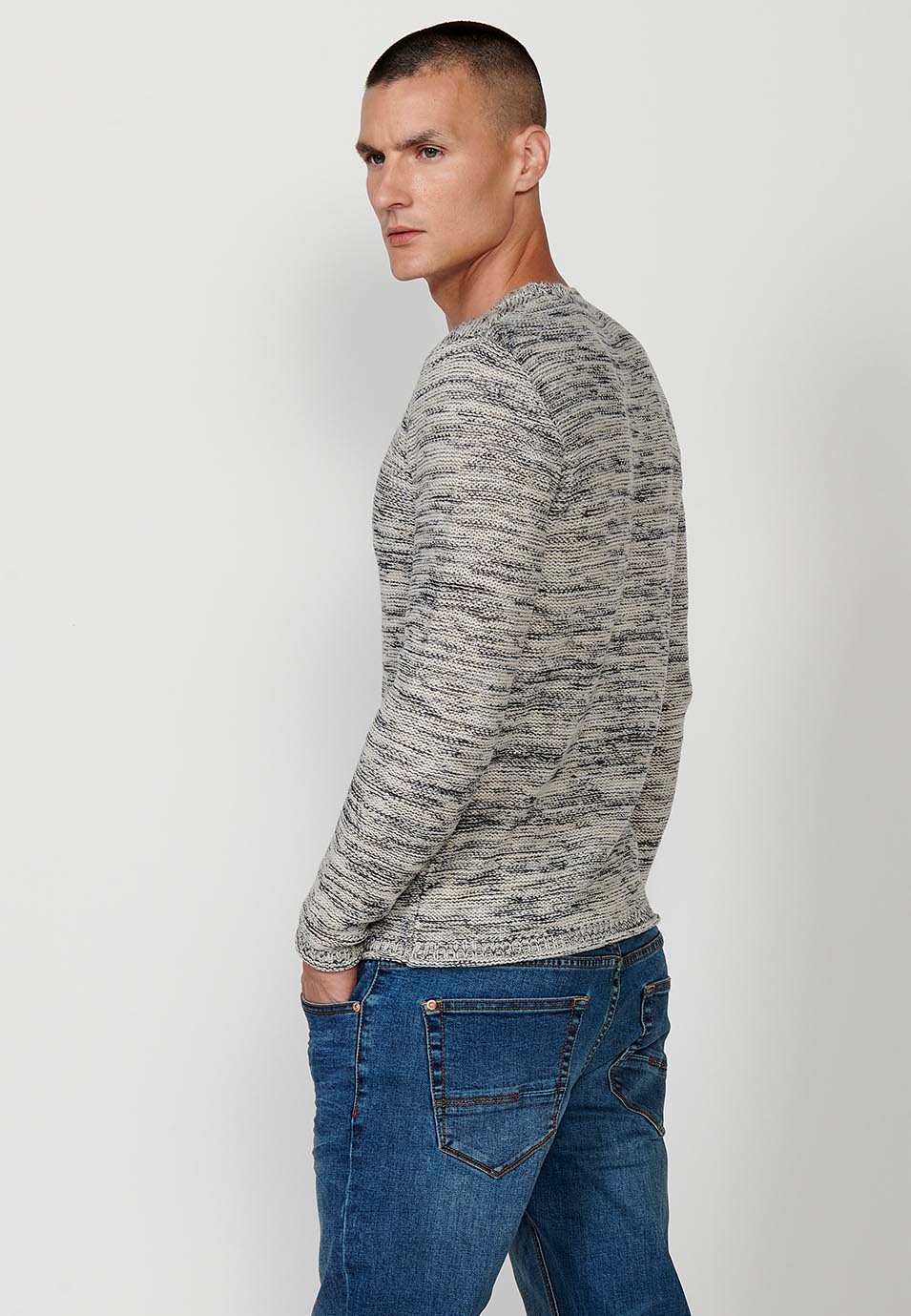 Men's round neck knitted sweater in ecru 1