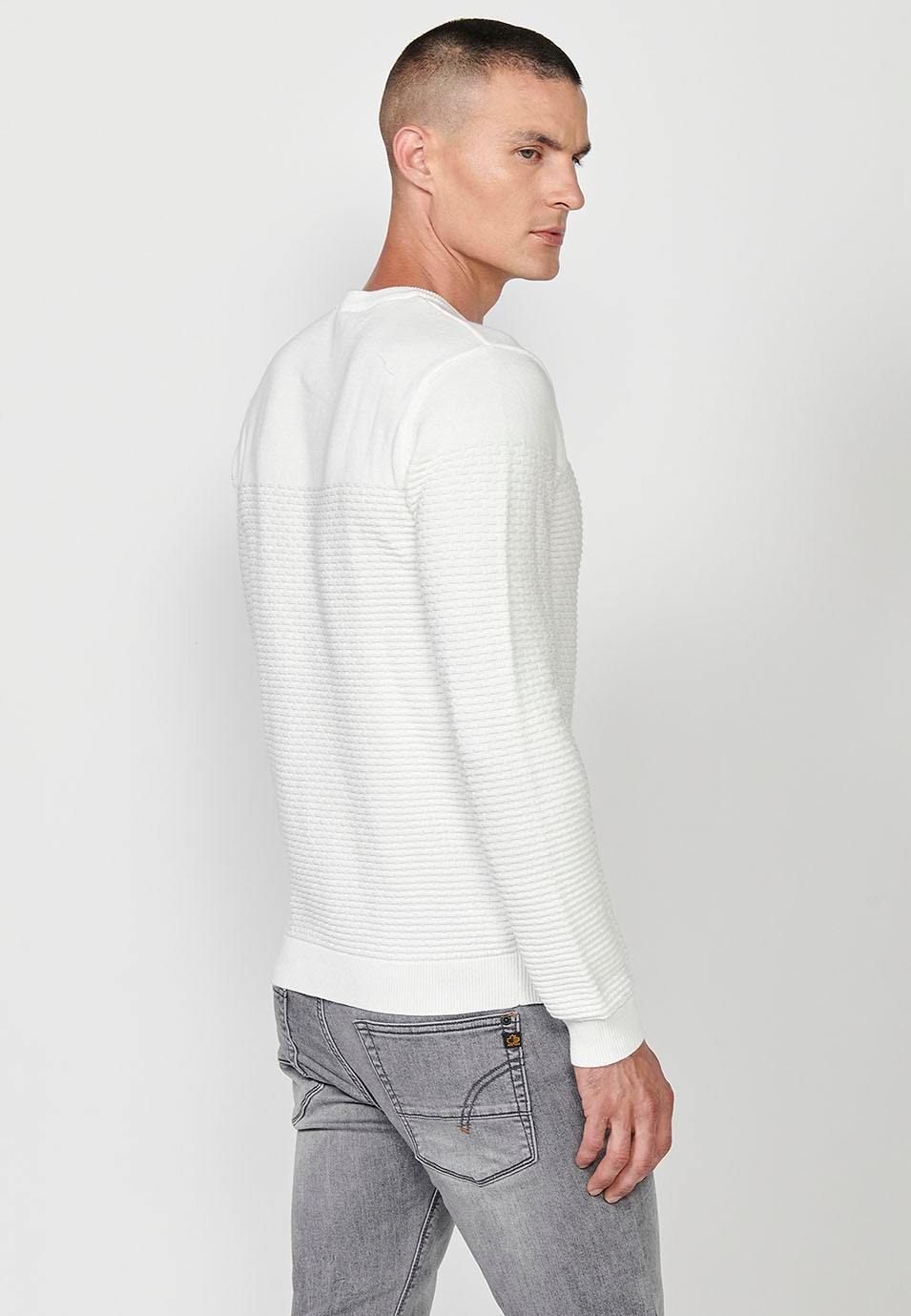 Pull tricot col rond bicolore pour homme en écru 2