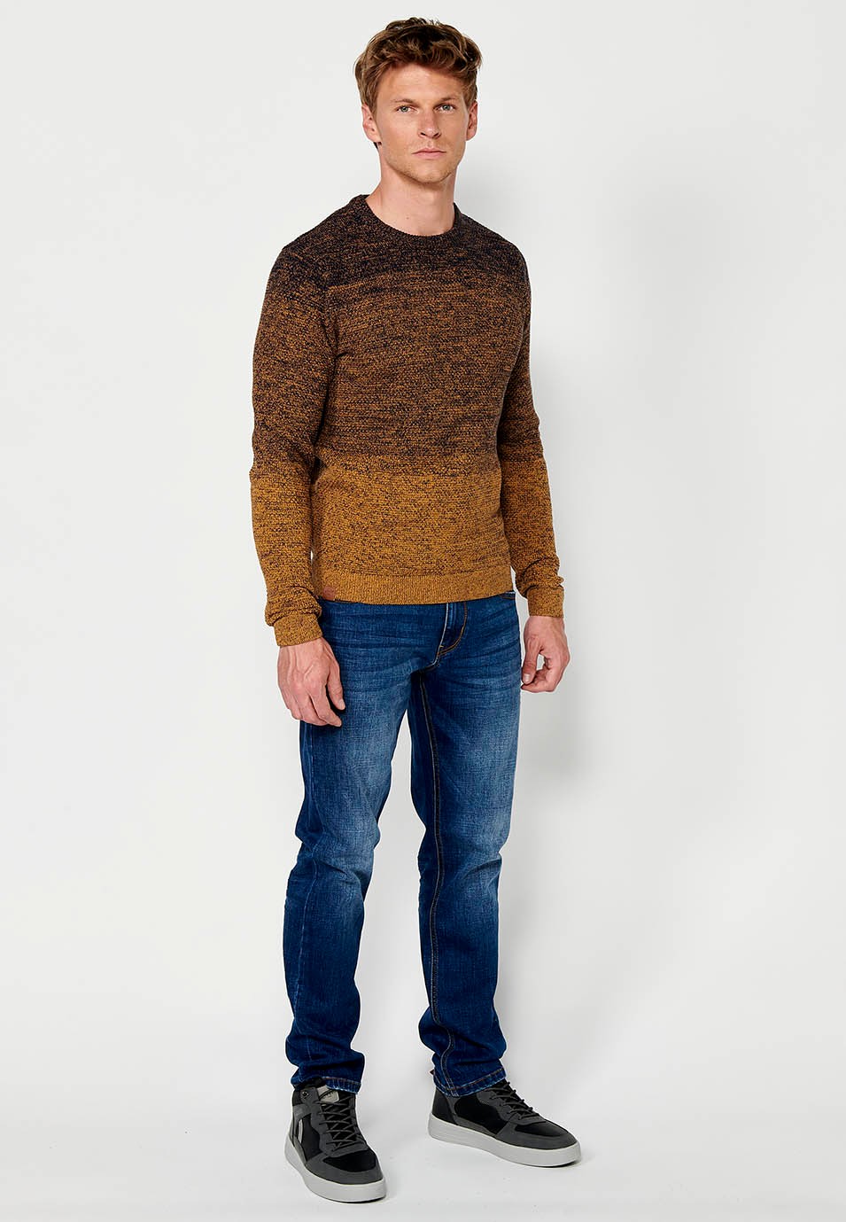 Pull à manches longues en tricot de coton et col rond de couleur Ocre pour Homme