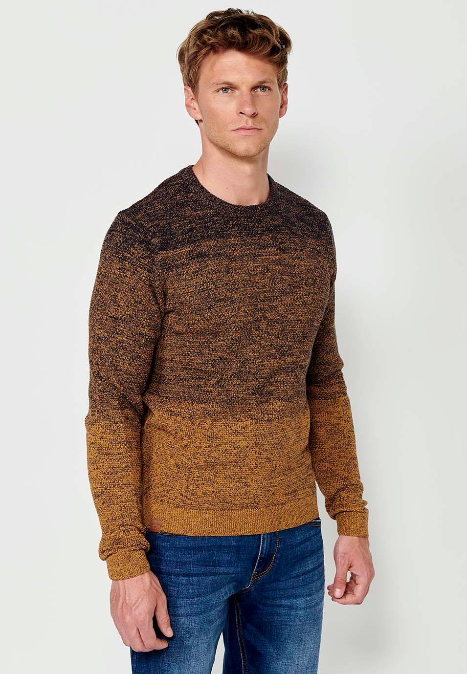 Pull à manches longues en tricot de coton et col rond de couleur Ocre pour Homme