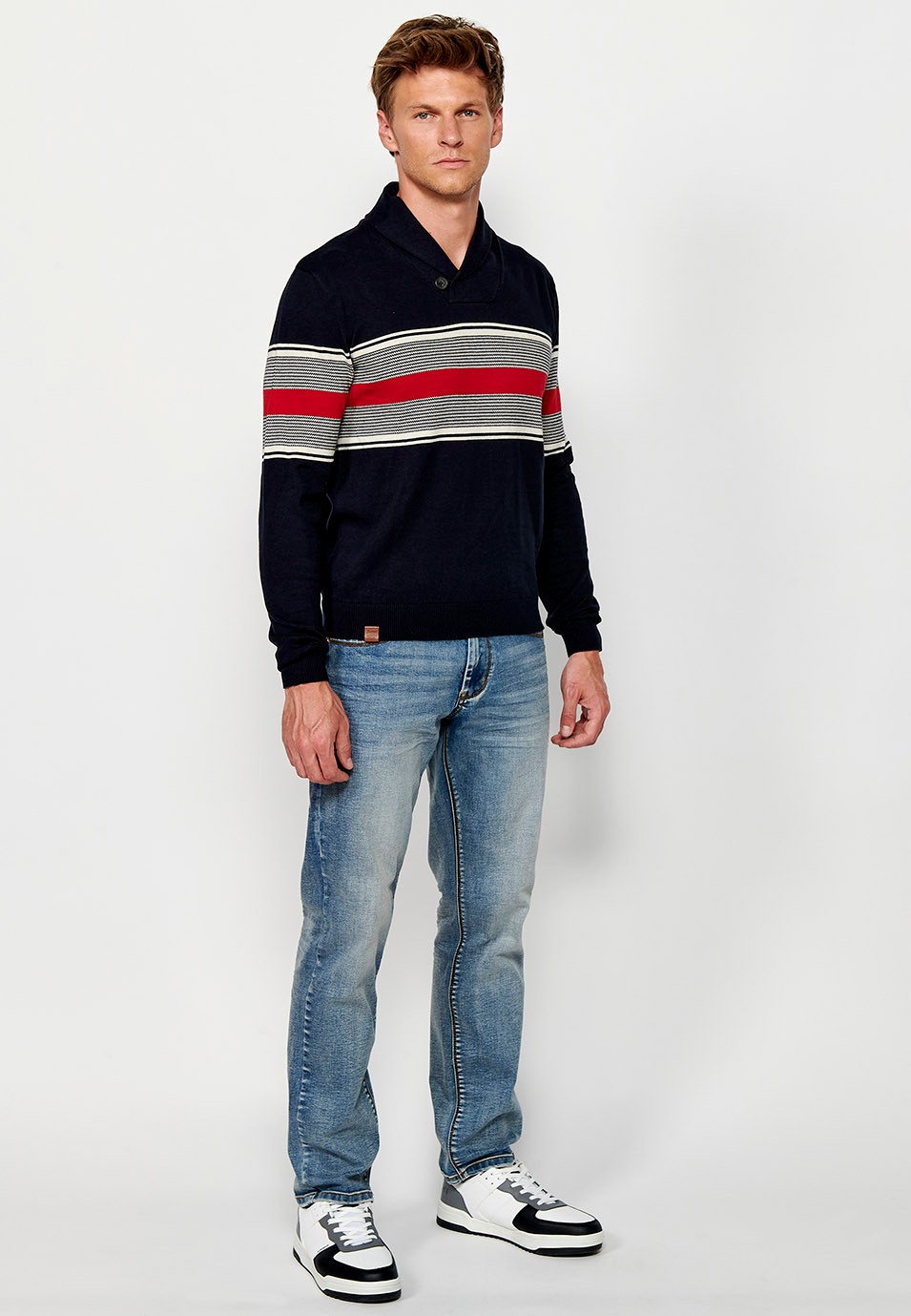 Pull en maille fine de coton à col roulé croisé avec fermeture boutonnée et rayures bleu marine sur la poitrine pour homme