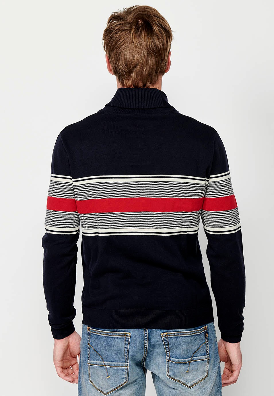 Pull en maille fine de coton à col roulé croisé avec fermeture boutonnée et rayures bleu marine sur la poitrine pour homme