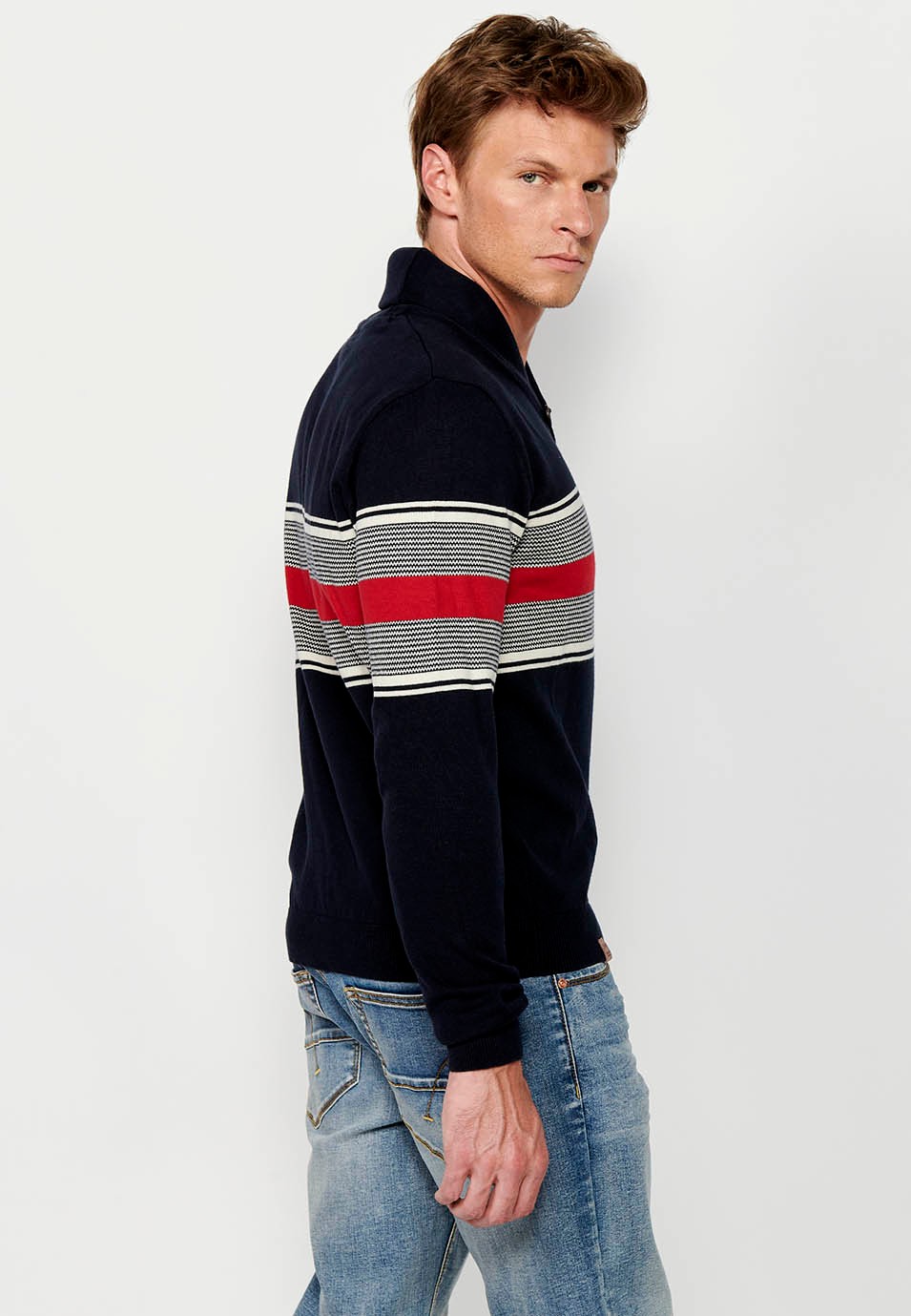 Pull en maille fine de coton à col roulé croisé avec fermeture boutonnée et rayures bleu marine sur la poitrine pour homme