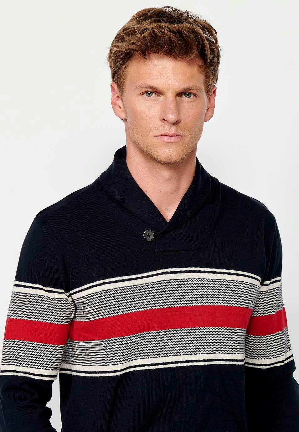 Pull en maille fine de coton à col roulé croisé avec fermeture boutonnée et rayures bleu marine sur la poitrine pour homme