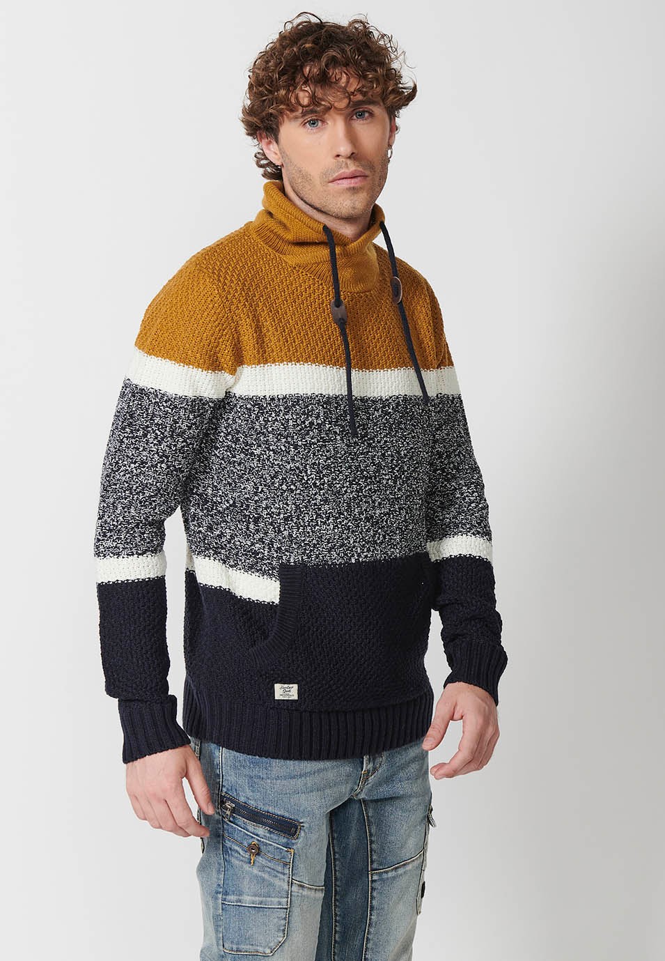 Pull style pull à col montant croisé réglable avec cordon de serrage et poche avant et tricot en trois couleurs pour homme ocre