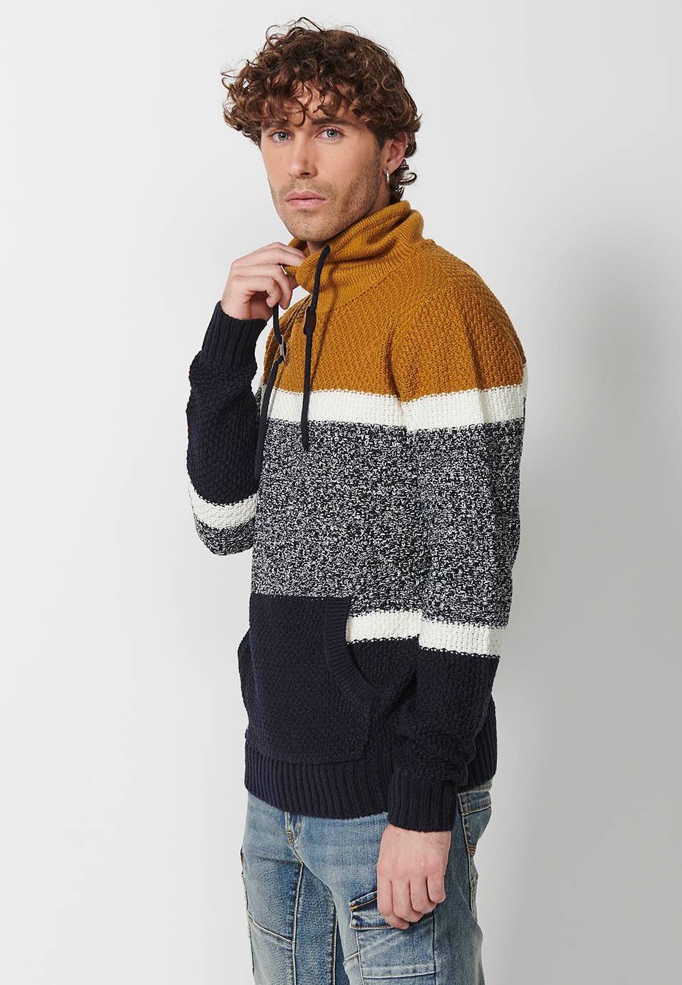 Jersey estilo sudadera con cuello alto cruzado ajustable con cordón y bolsillo delantero y tricot en tres colores para hombre de color ocre 3