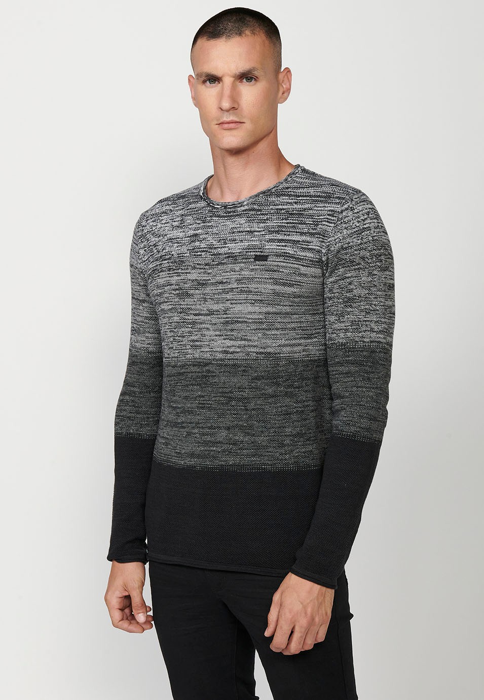 Pull en tricot col rond et dégradé de couleurs à larges rayures pour homme en noir