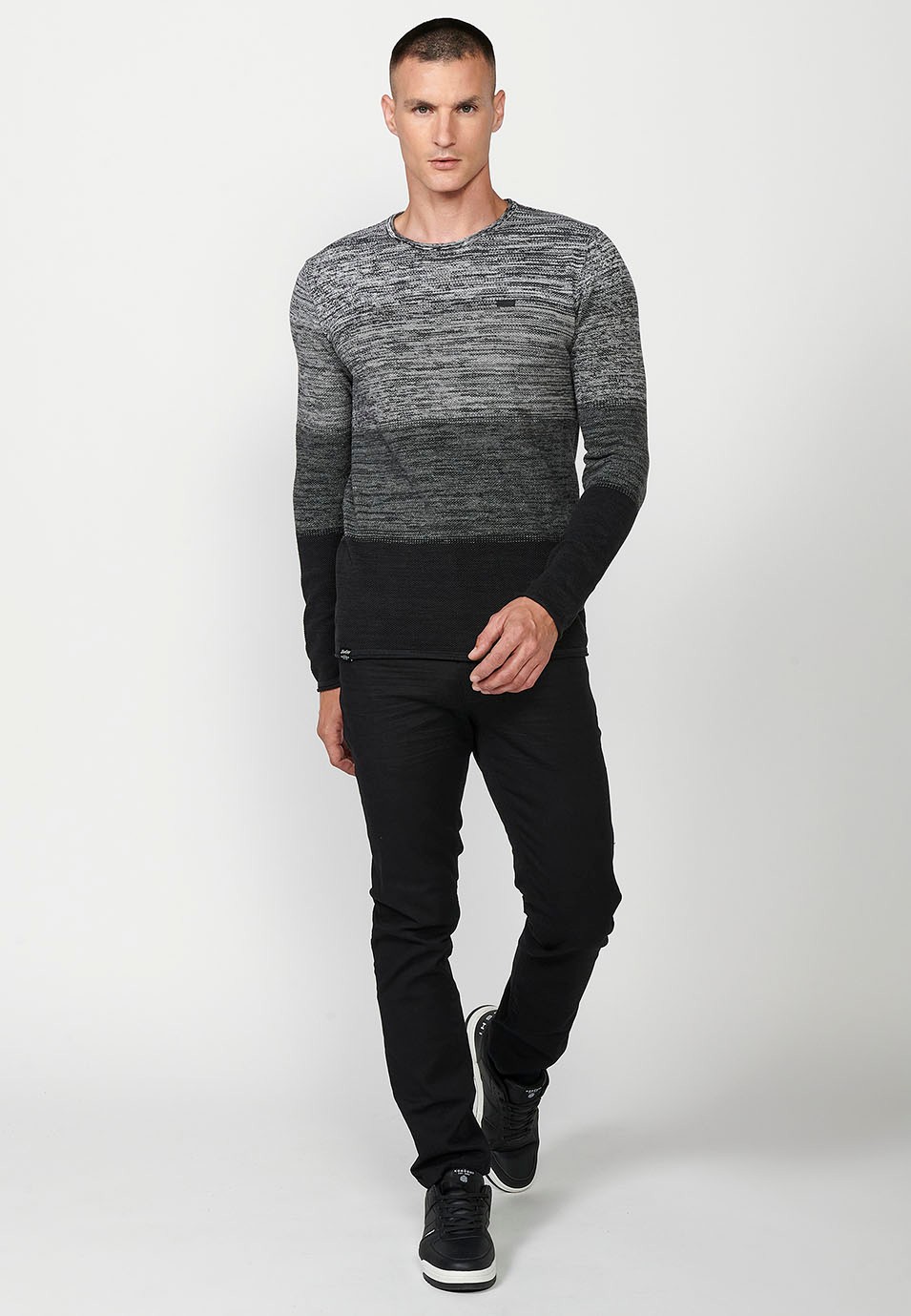 Pull en tricot col rond et dégradé de couleurs à larges rayures pour homme en noir 2