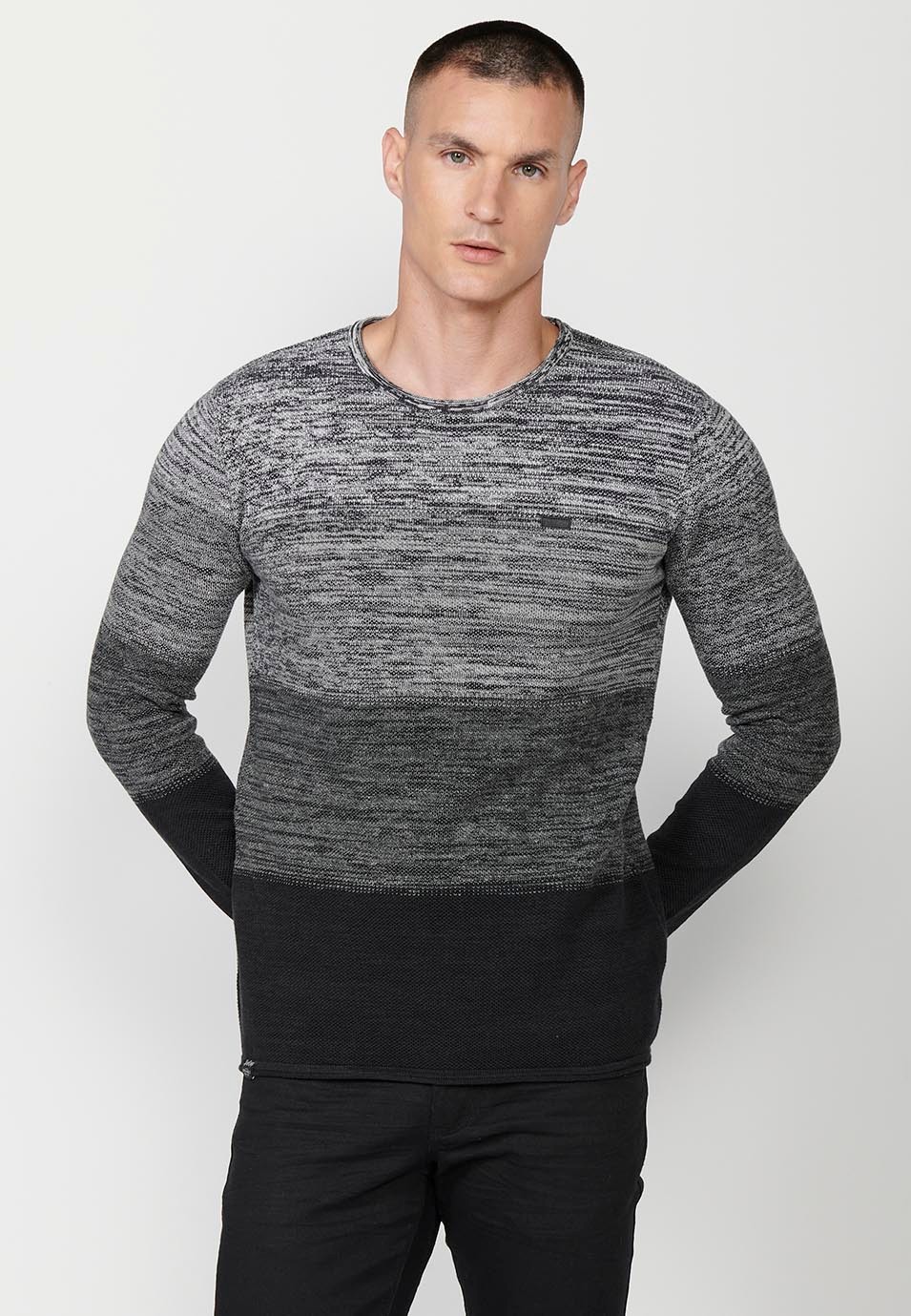 Pull en tricot col rond et dégradé de couleurs à larges rayures pour homme en noir 3