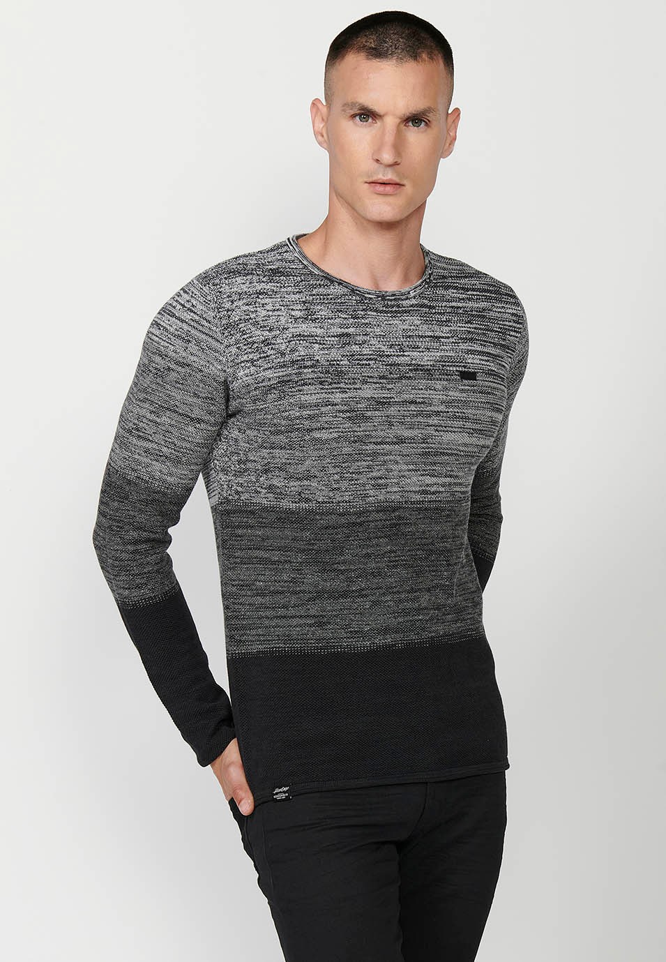 Pull en tricot col rond et dégradé de couleurs à larges rayures pour homme en noir 6