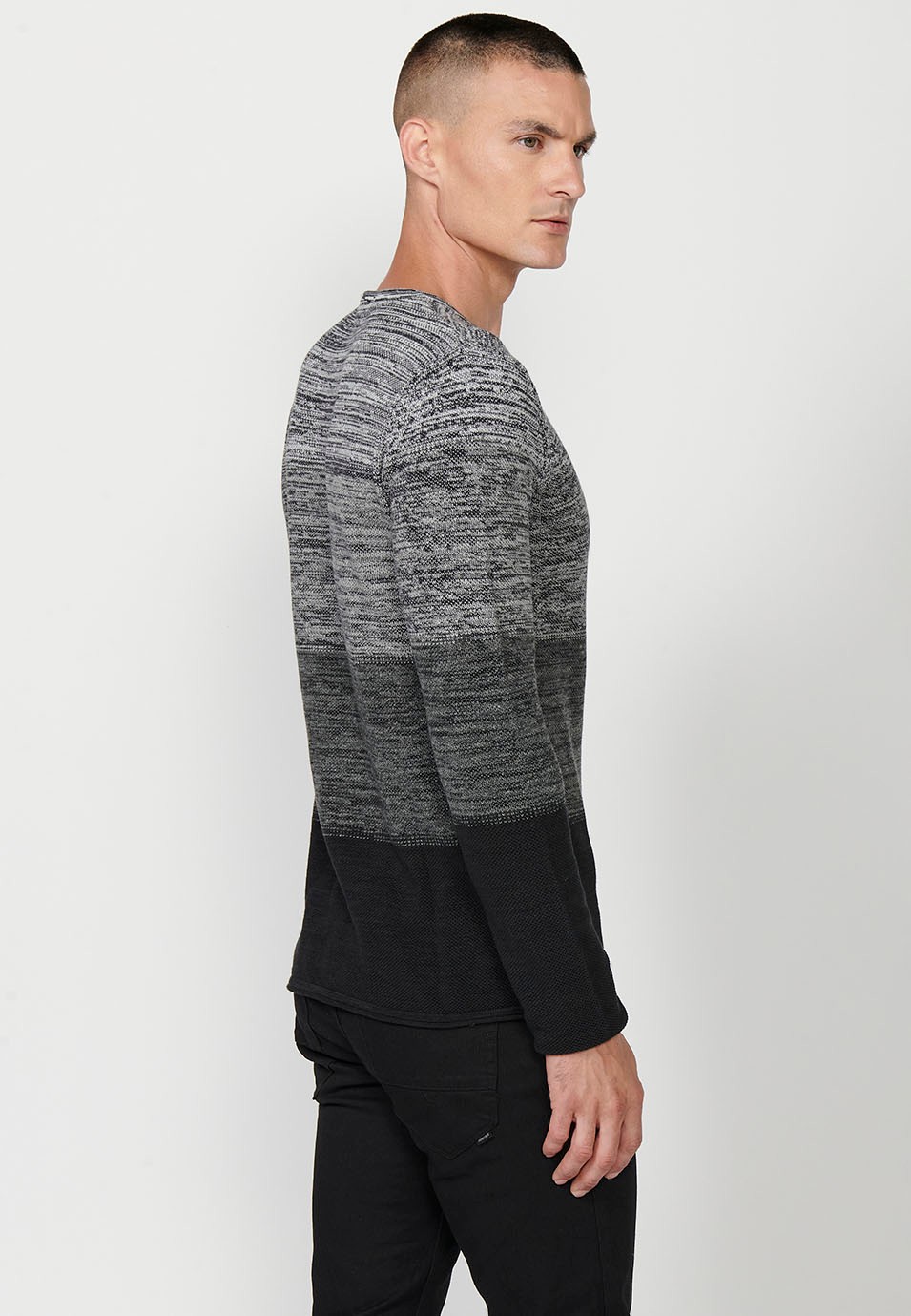 Pull en tricot col rond et dégradé de couleurs à larges rayures pour homme en noir 1