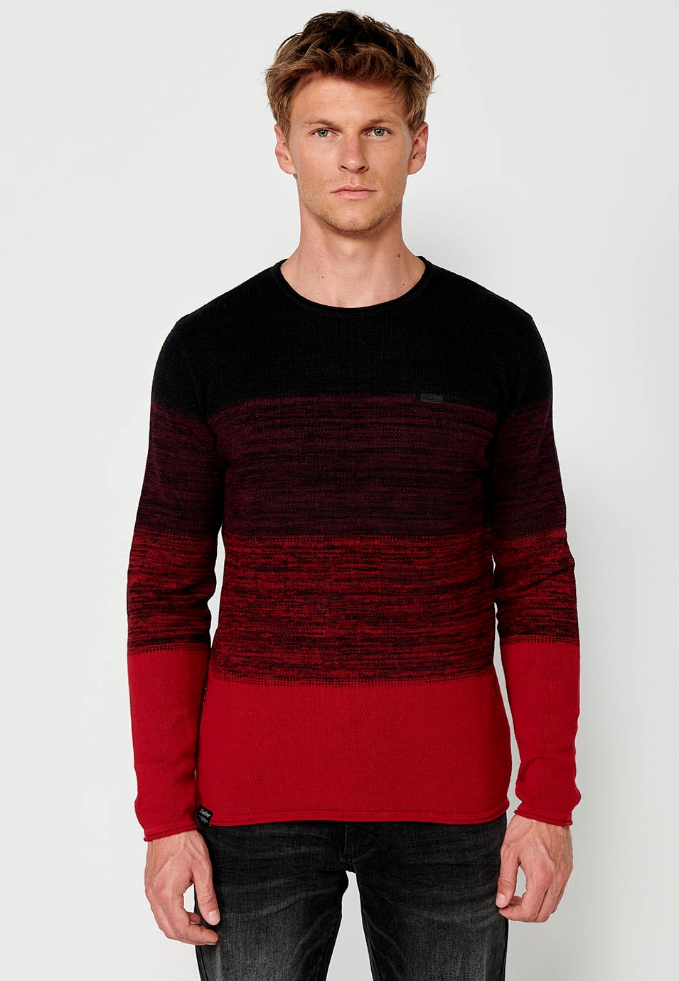 Pull en tricot à col rond et dégradé de couleurs à larges rayures pour homme en rouge