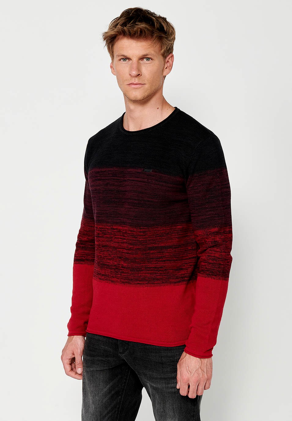 Pull en tricot à col rond et dégradé de couleurs à larges rayures pour homme en rouge 2