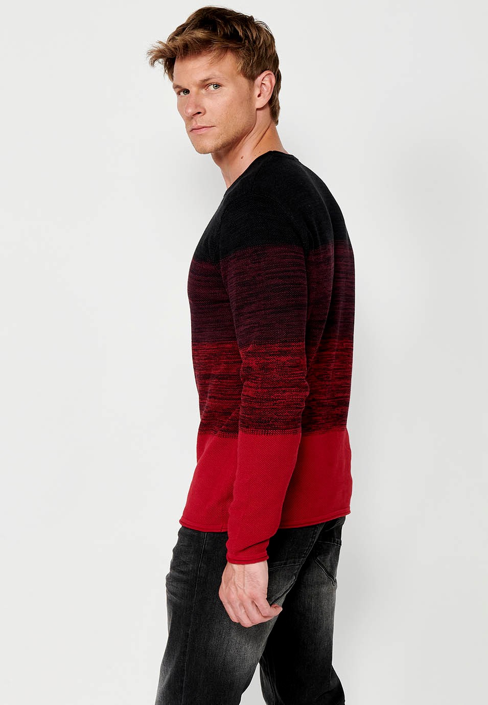 Pull en tricot à col rond et dégradé de couleurs à larges rayures pour homme en rouge 6