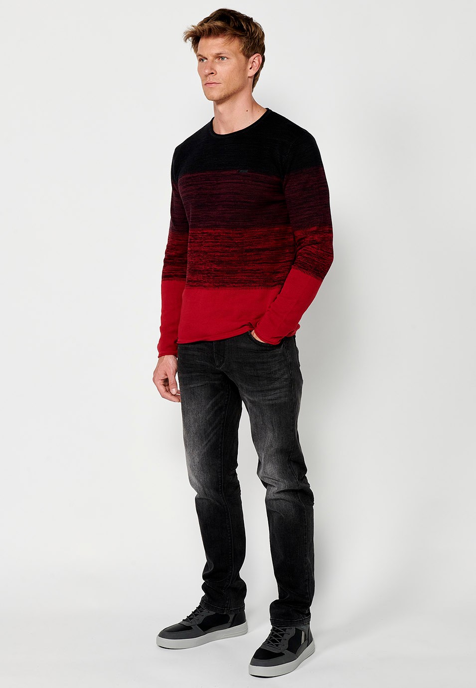 Pull en tricot à col rond et dégradé de couleurs à larges rayures pour homme en rouge 4