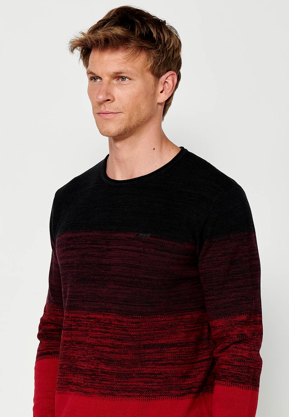 Pull en tricot à col rond et dégradé de couleurs à larges rayures pour homme en rouge 5