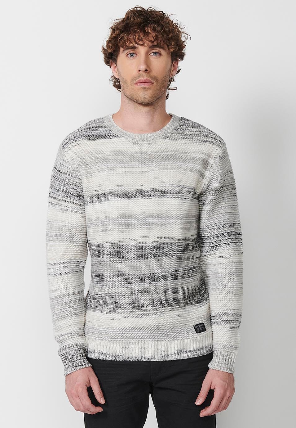 Jersey tricot de manga larga acabado en rib con cuello redondo para hombre de color crudo