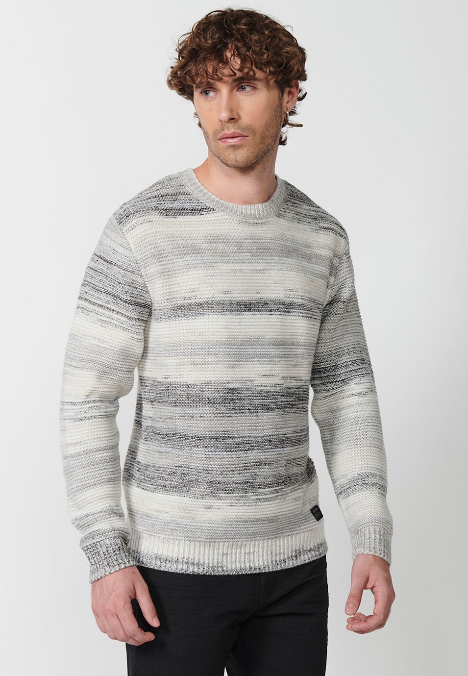 Jersey tricot de manga larga acabado en rib con cuello redondo para hombre de color crudo