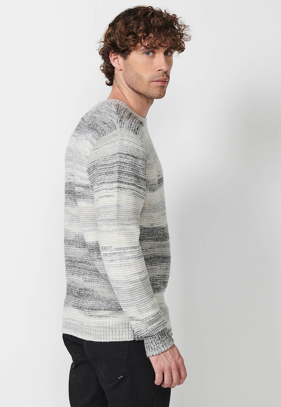 Jersey tricot de manga larga acabado en rib con cuello redondo para hombre de color crudo