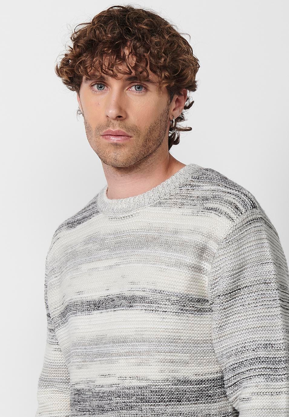 Jersey tricot de manga larga acabado en rib con cuello redondo para hombre de color crudo