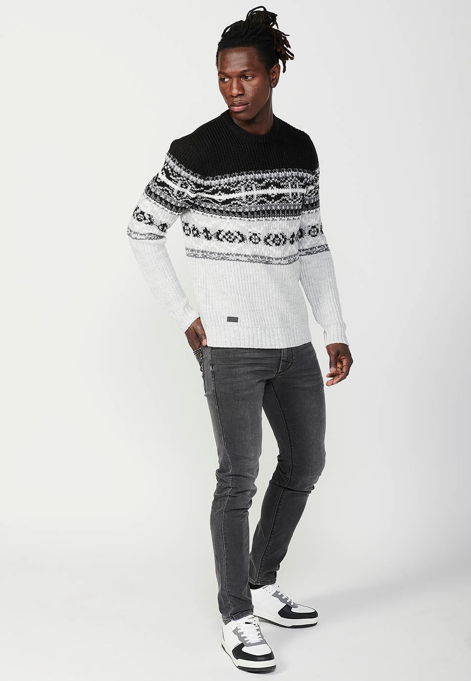 Pull en tricot à manches longues avec finition côtelée et col rond pour homme en noir