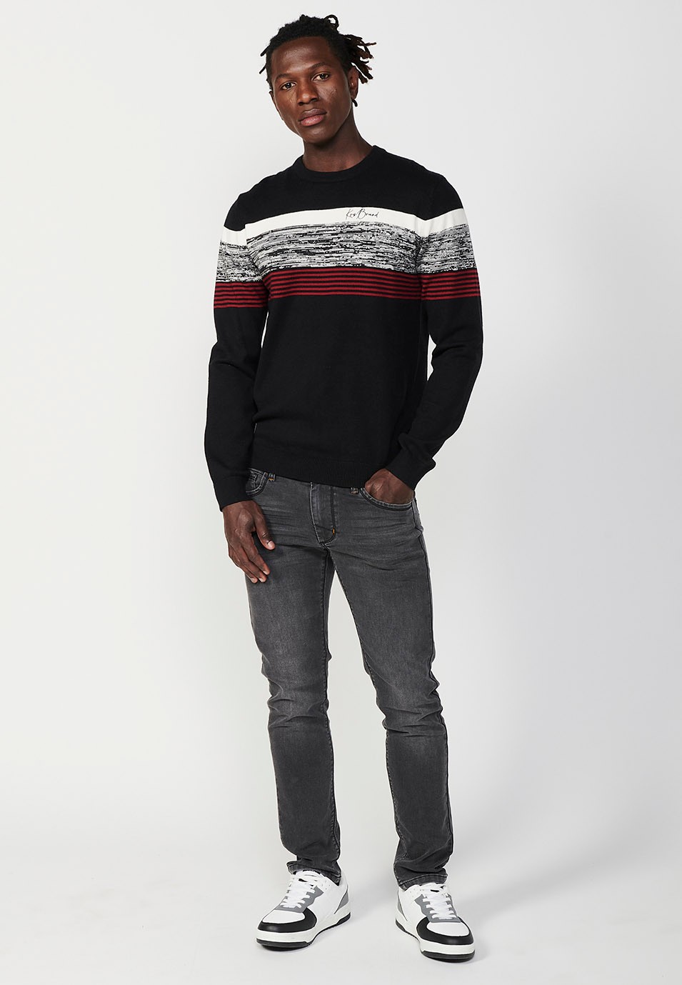 Pull en tricot noir à manches longues et col rond avec détail sur le devant pour homme