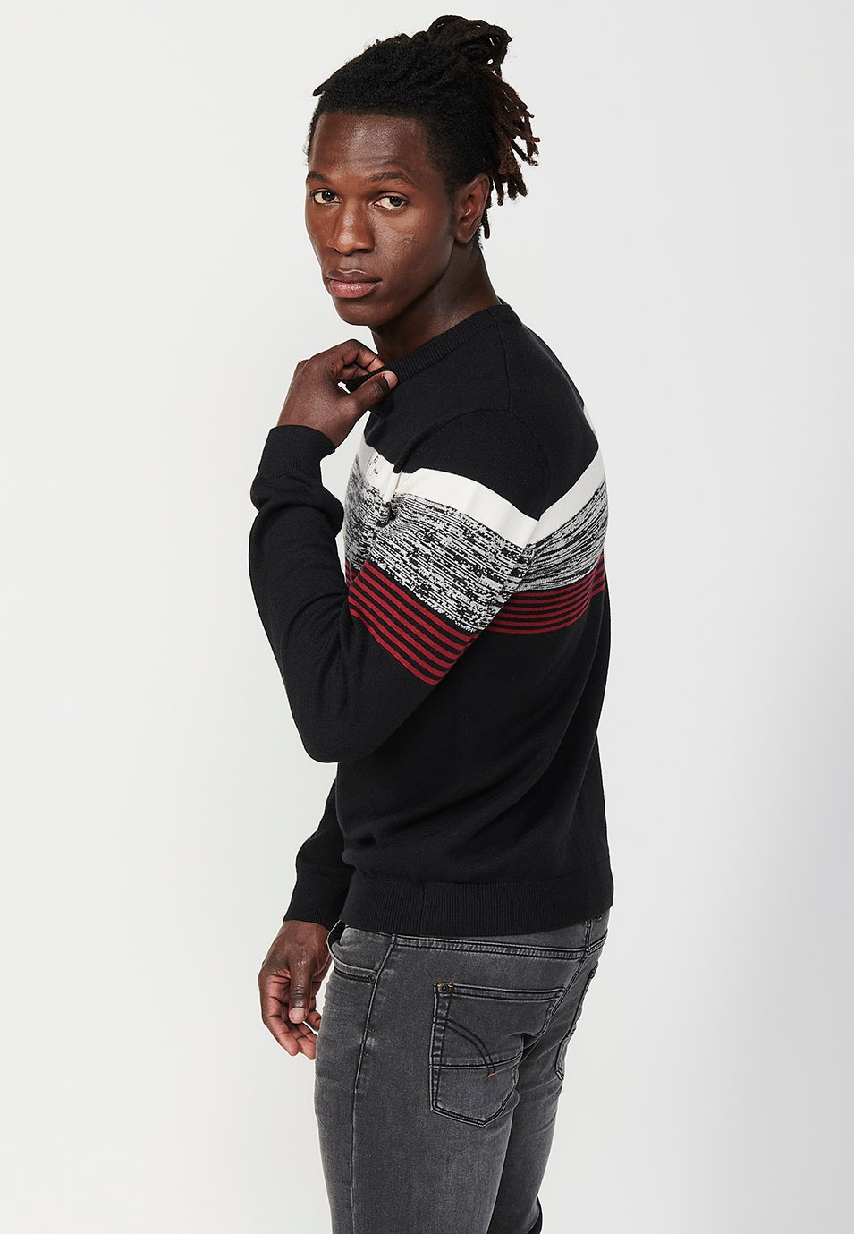 Pull en tricot noir à manches longues et col rond avec détail sur le devant pour homme