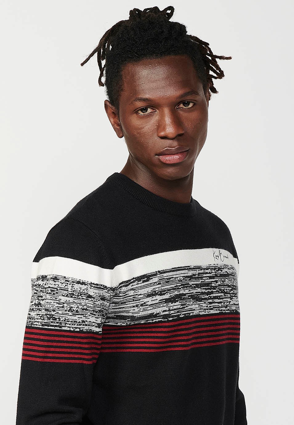 Pull en tricot noir à manches longues et col rond avec détail sur le devant pour homme