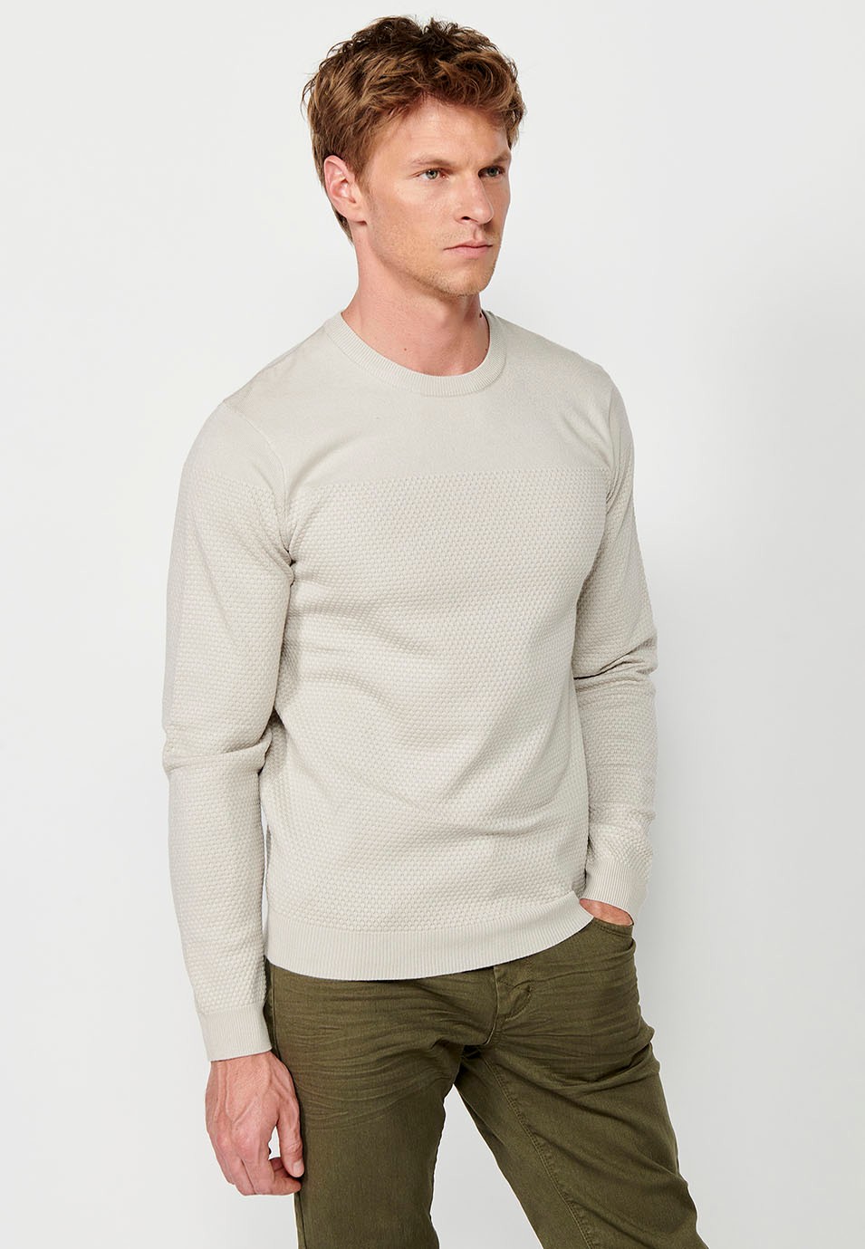 Jersey de tricot texturizado de manga larga y cuello redondo para hombre de color crudo